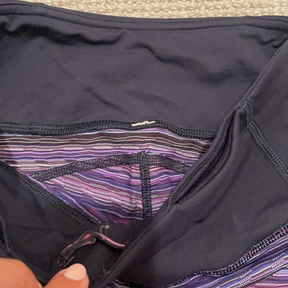 💓LULULEMON💓 leggings size 0 purple Capri stripes - Picture 4 of 5